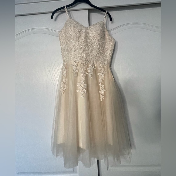 Women’s V Neck Lace Beaded Short Dress - Picture 2 of 8